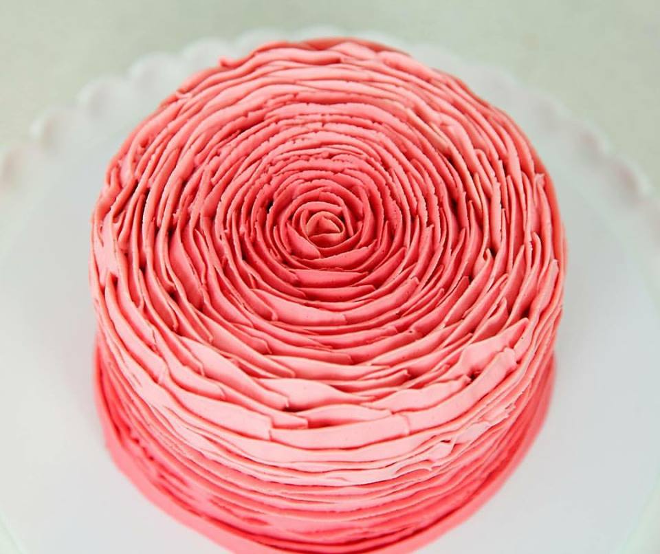 DIY: How To Make A Pretty Buttercream Rose Cake