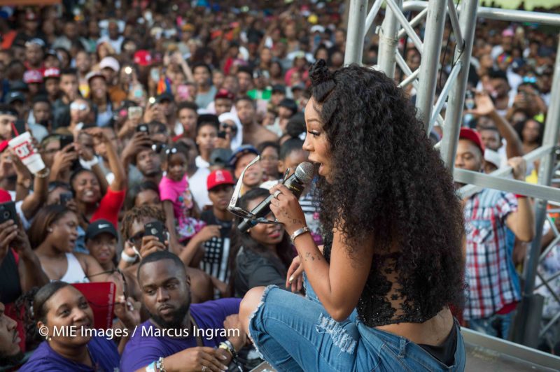 kmichelle sings to crowd