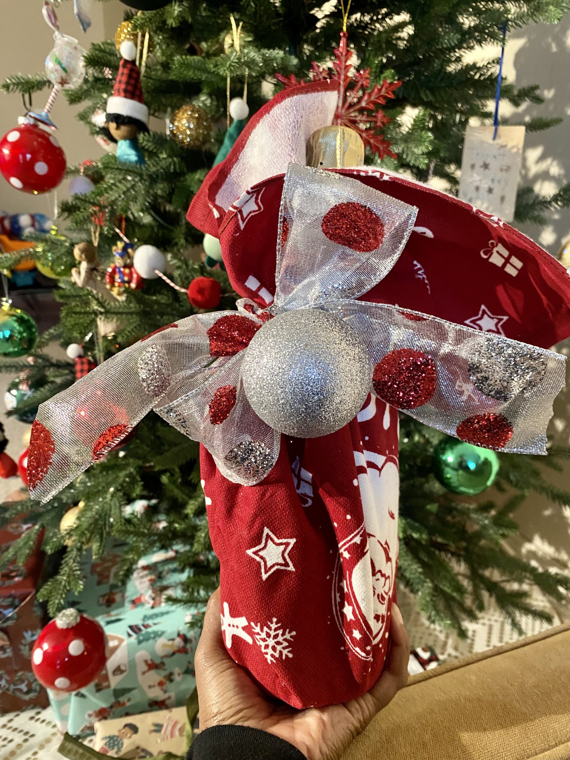 Last Minute Gift Idea: Holiday Dish Towel Wine Wrap