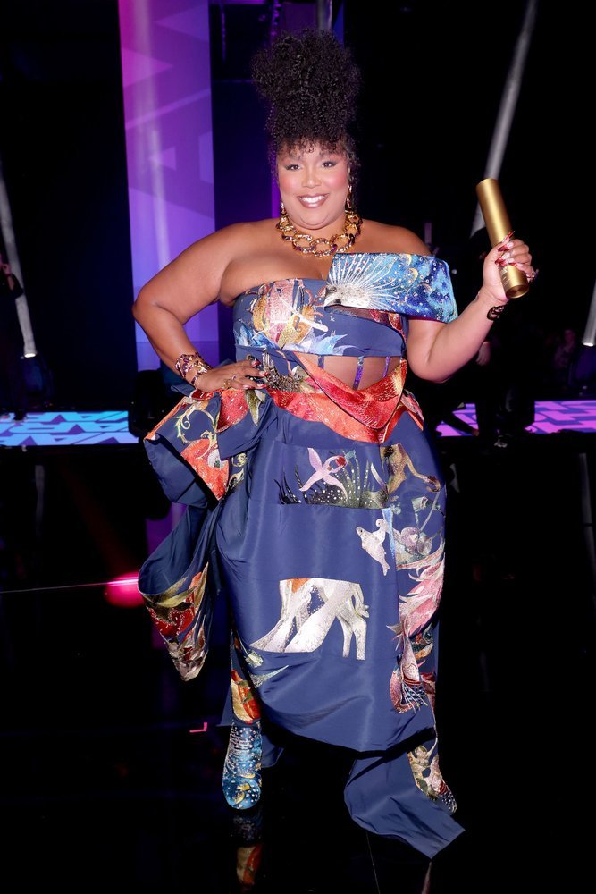 Lizzo Honored With ‘The People’s Champion’ Awards At 2022 People’s Choice Awards