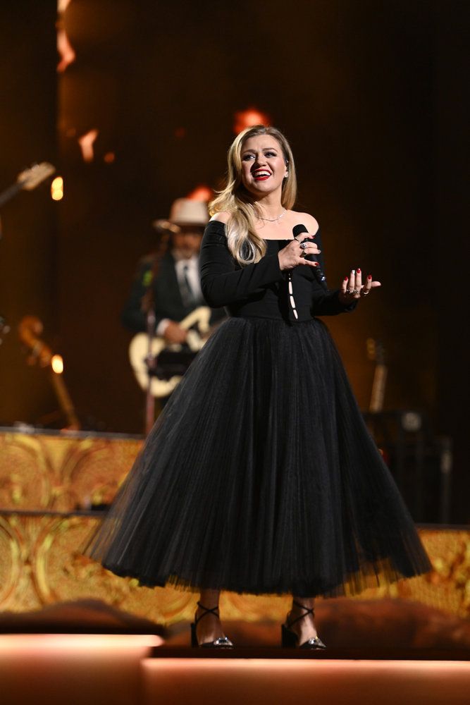 Wardrobe Breakdown: Kelly Clarkson Black Tulle Dress At The Opry