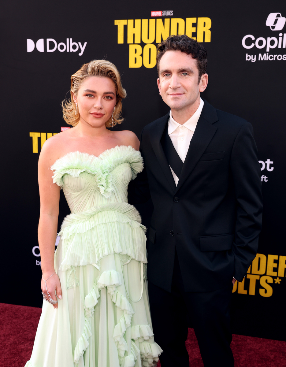 green emerald velvet dress Celebrity Cutouts Florence Pugh (Green Dress) Life Grandeur :  Amazon.com.be: Home & Kitchen