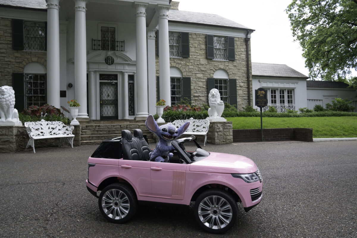 Stitch Visits Elvis Presely’s Graceland To Celebrate Upcoming Release Of “LILO & STITCH” Stitch Visits Elvis Presely’s Graceland To Celebrate Upcoming Release Of “LILO & STITCH”