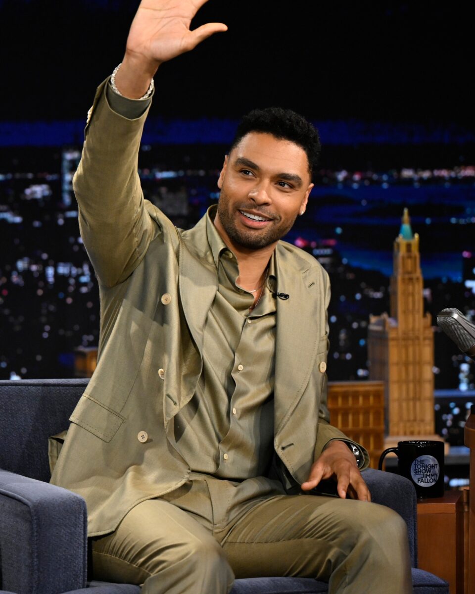 Regé-Jean Page Serenades the Audience with Unromantic Songs, Talks You, Me & Tuscany